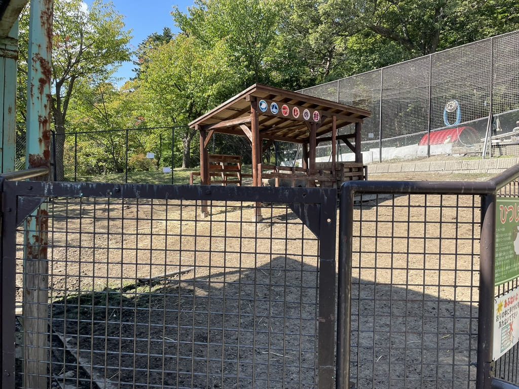 屋根付きの休憩場所があるなかよし動物園のヒツジ展示場