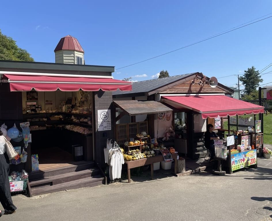 動物グッズとえさを販売する栗山公園なかよし動物園内のショップ