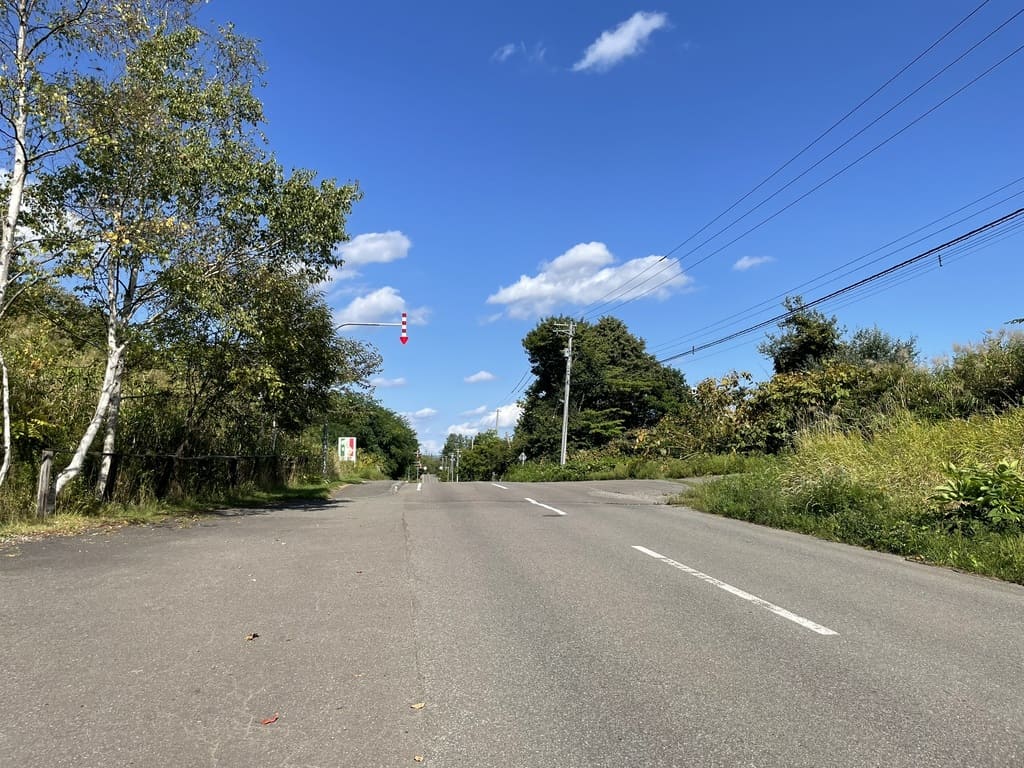 栗の樹ファーム周辺にある案内表示の少ない道路の分岐