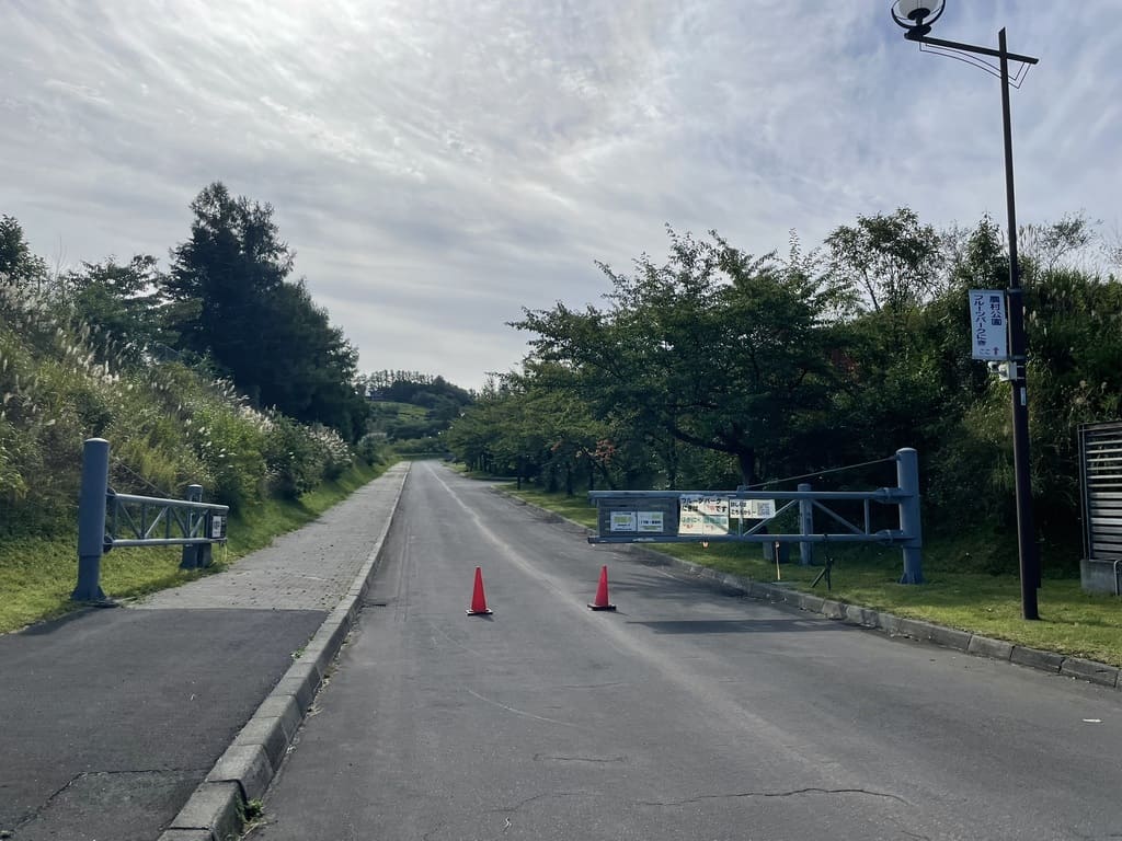 休園中のフルーツパークにき入口道路と閉鎖ゲート