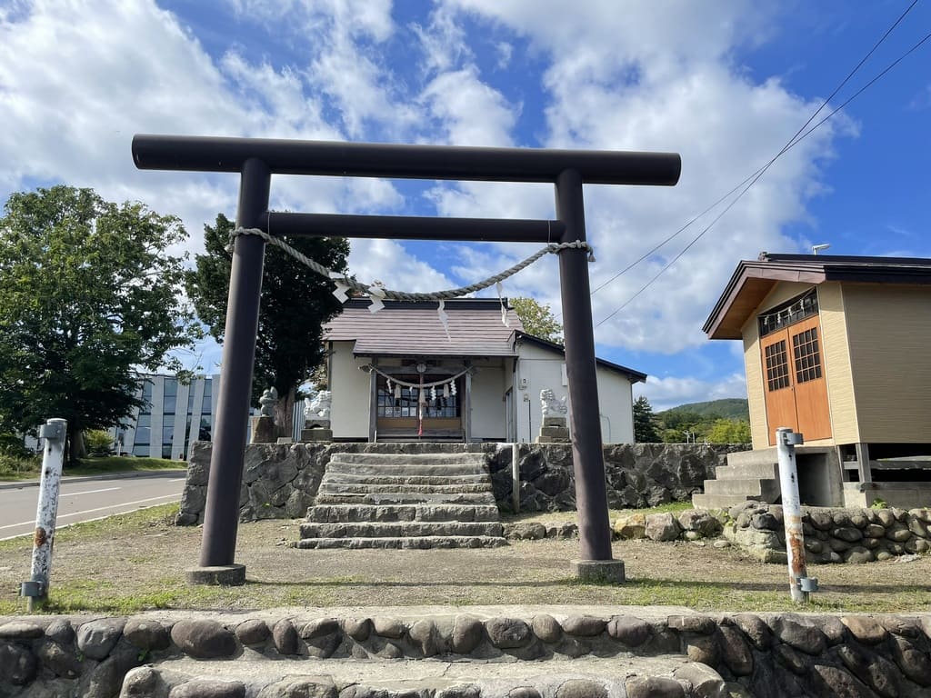 石鳥居の正面から見た古平町恵比須神社の社殿