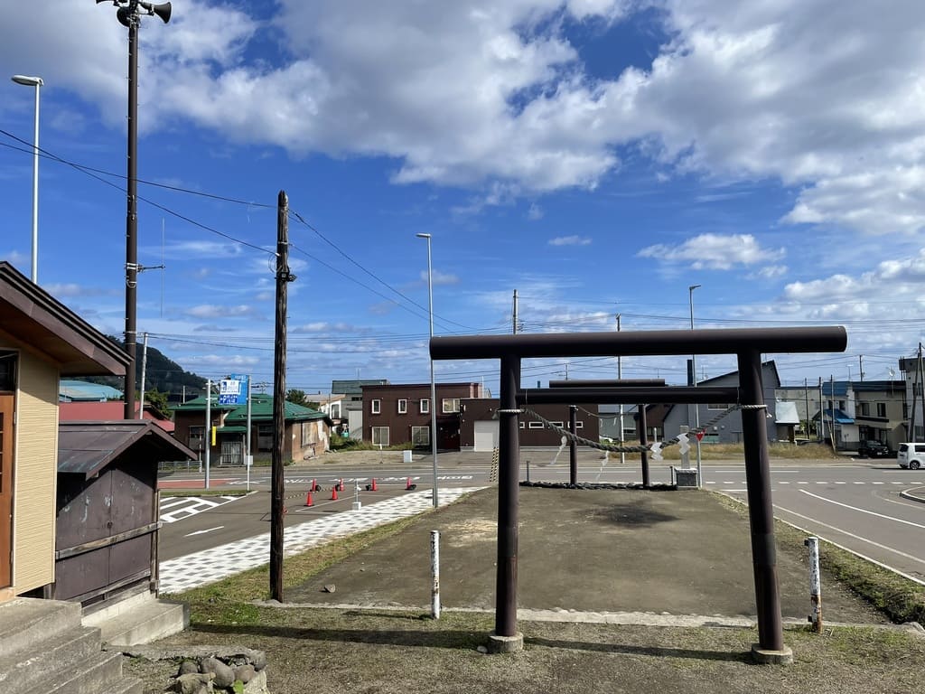 恵比須神社の鳥居内側から古平町浜町の道路を望む風景