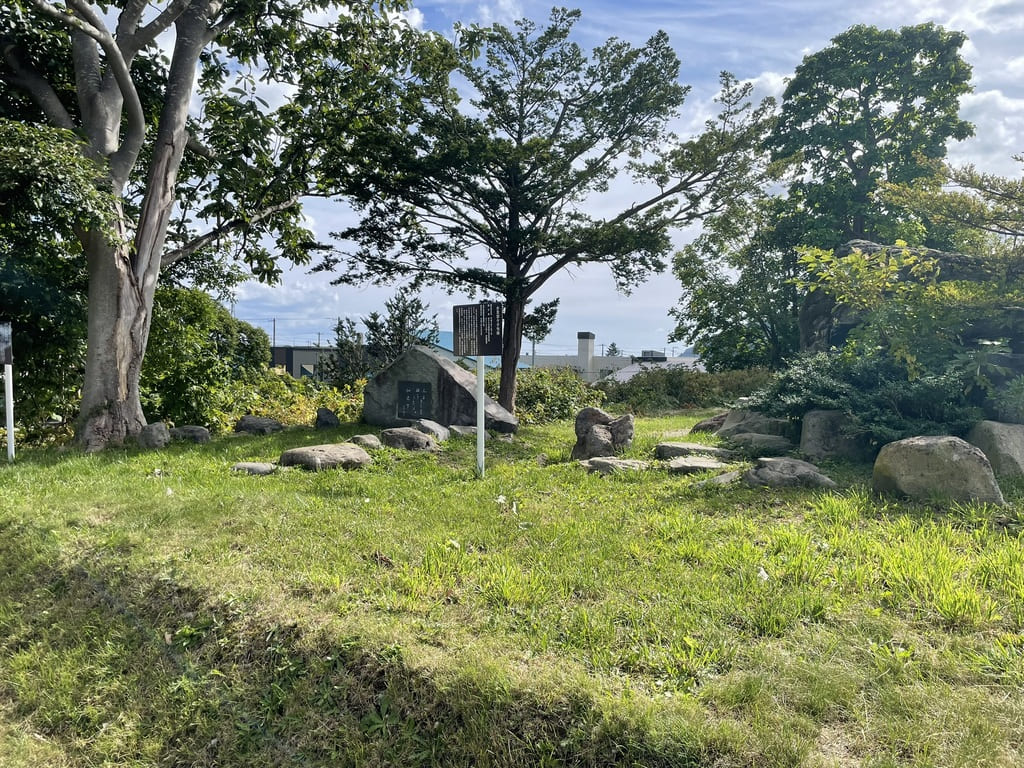 芝生と樹木が広がる古平町複合施設かなえーるの前庭
