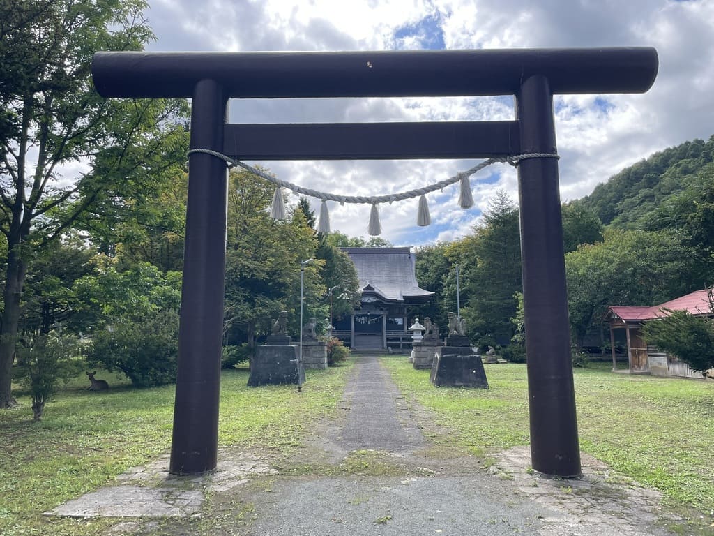 鳥居の奥に美国神社の拝殿が見える北海道積丹町の境内
