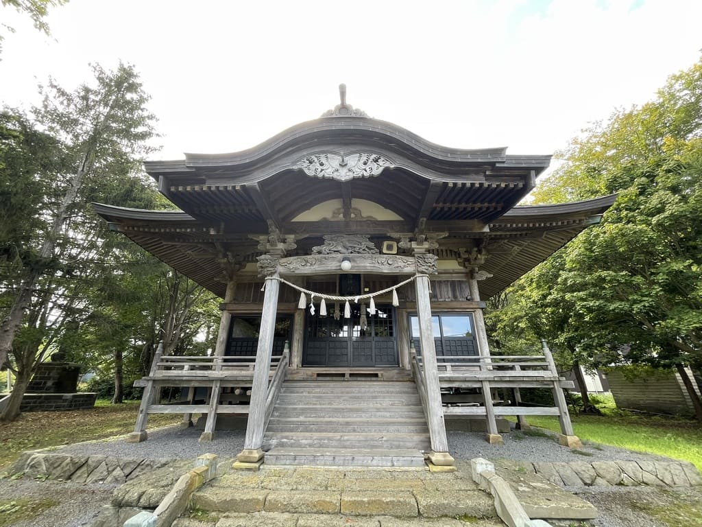 大きく反った屋根と木造彫刻が特徴的な美国神社の拝殿正面