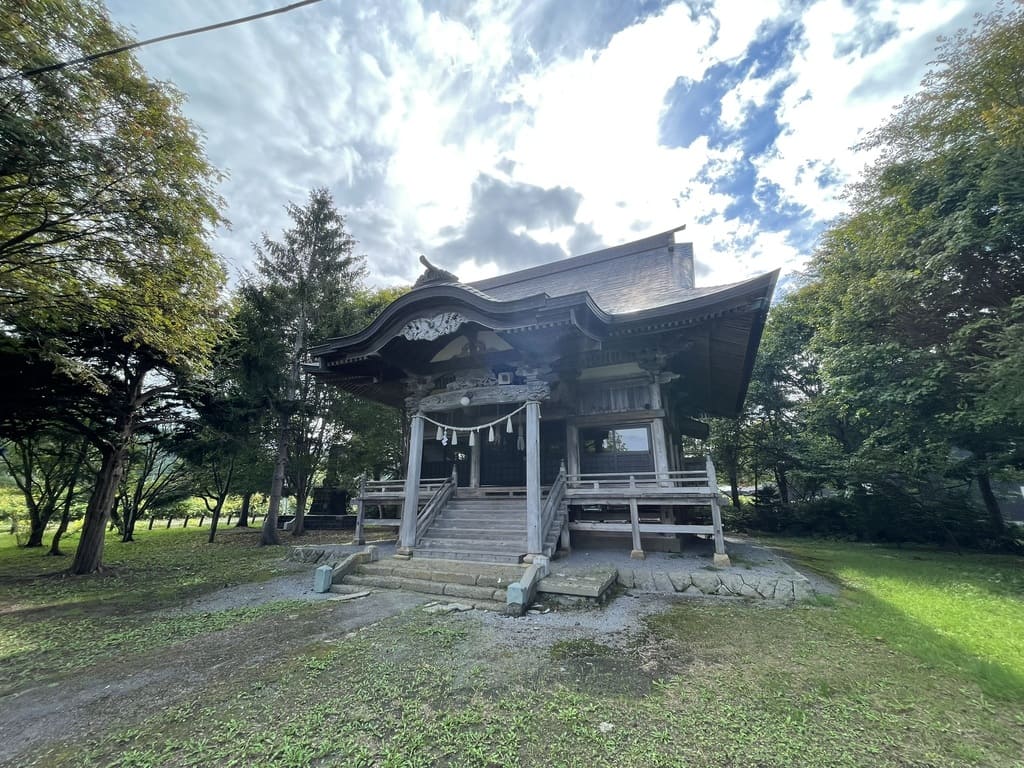 積丹町の木々に囲まれて建つ美国神社の木造社殿