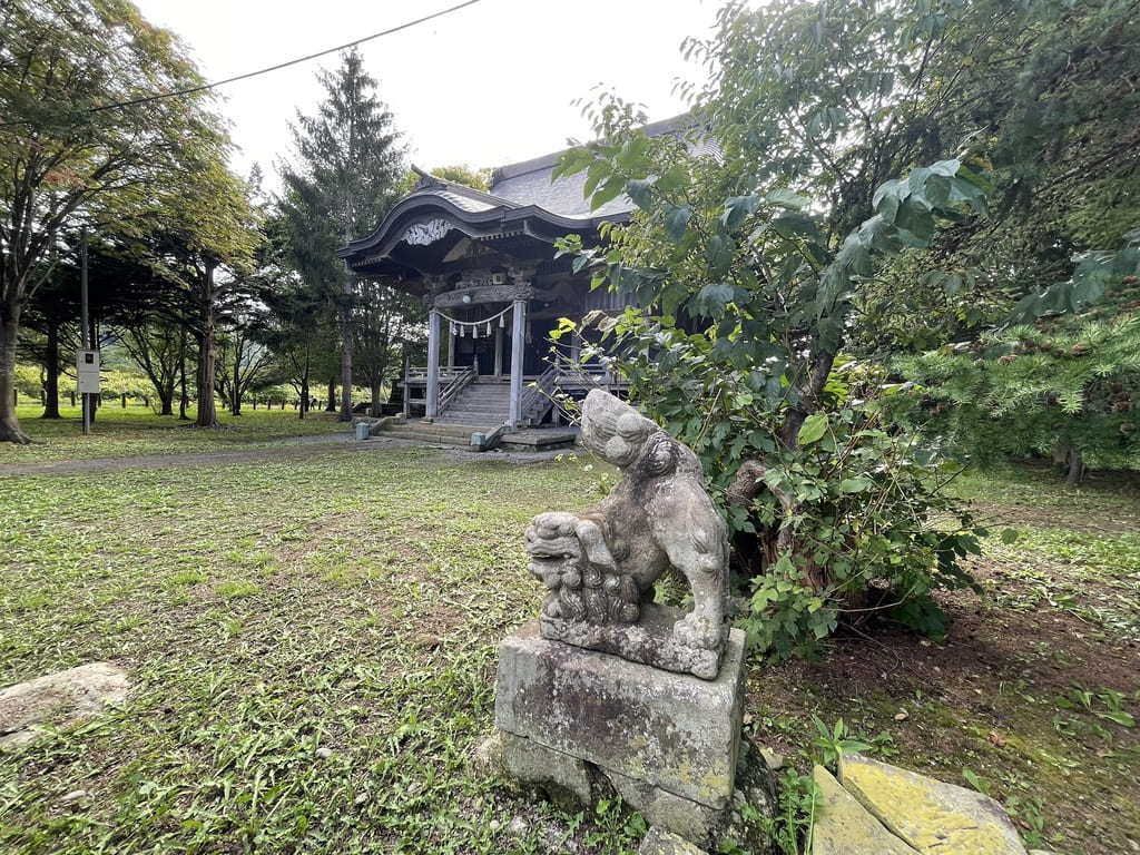 美国神社の境内に置かれた石造狛犬と拝殿