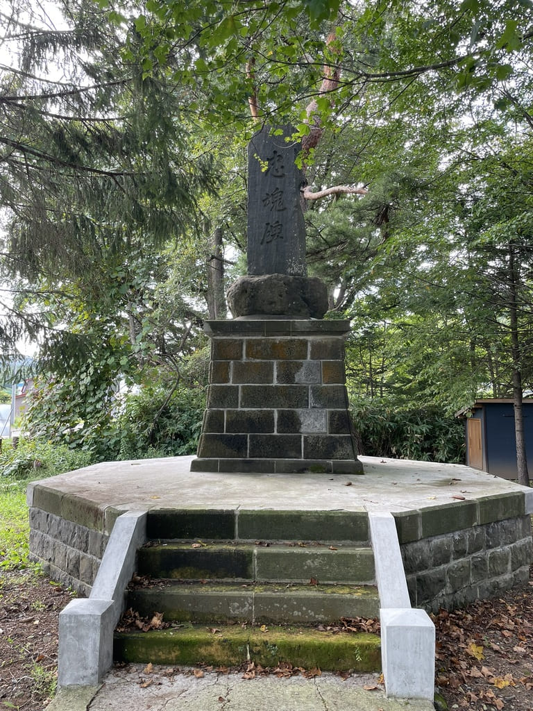 美国神社境内に建てられている忠魂碑