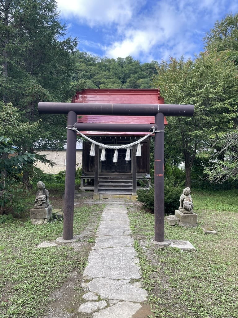 美国神社境内の鳥居と小さな木造社殿