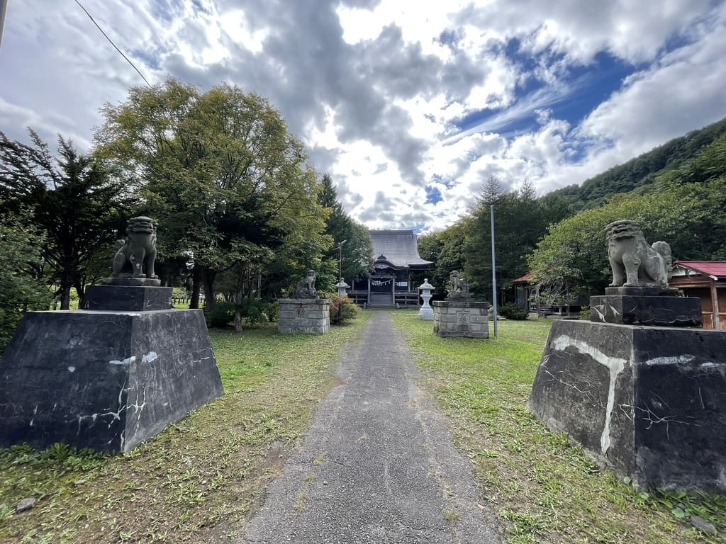 大きな石造狛犬の間から美国神社拝殿へ続く参道