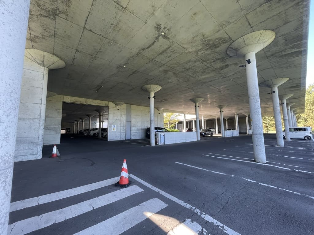 ガラスのピラミッド周辺にあるモエレ沼公園の駐車スペース