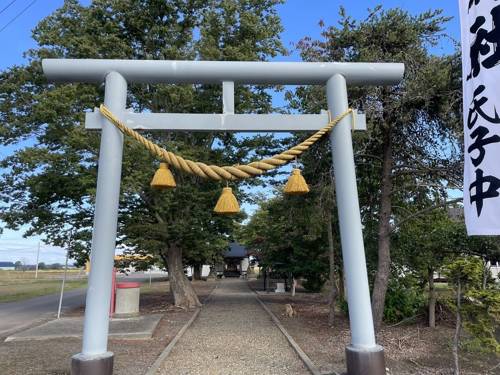 三社神社の鳥居と参道の正面風景