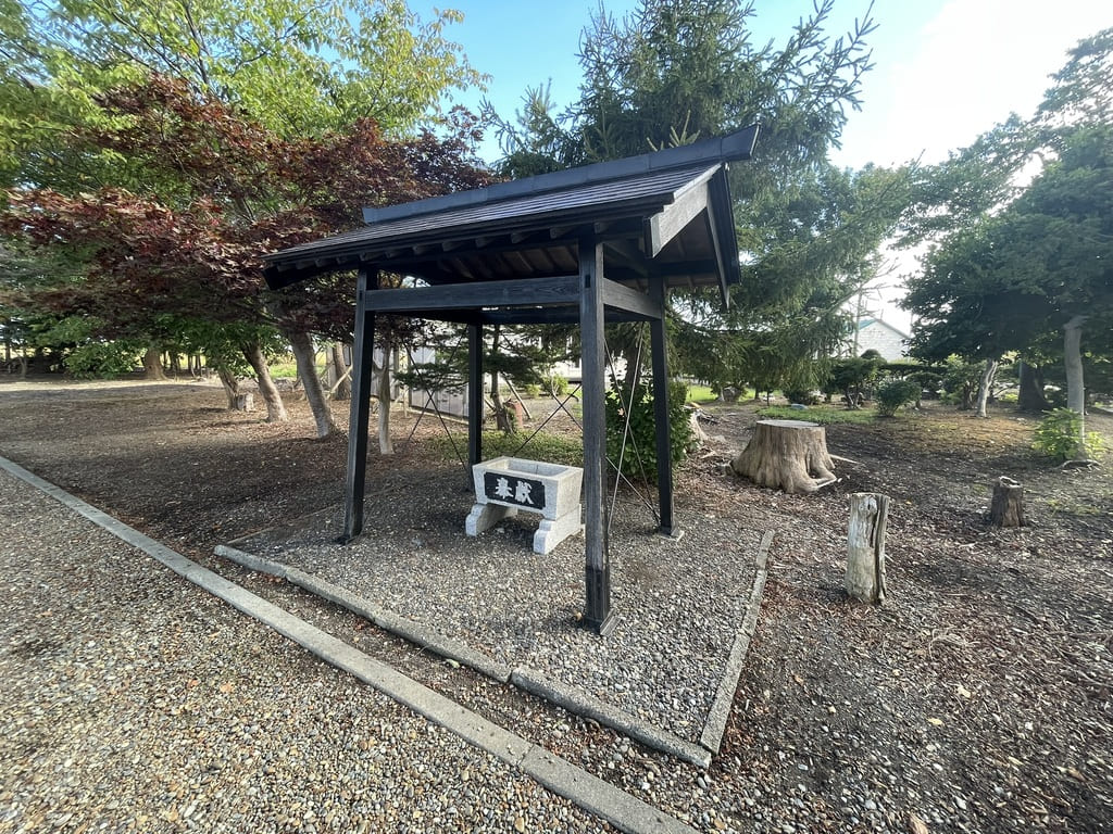 三社神社境内にある屋根付きの手水舎
