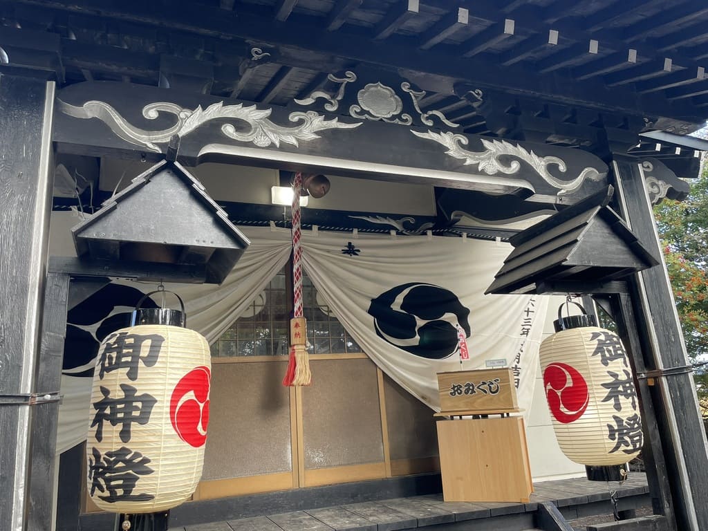 御神燈と幕が掛けられた三社神社の社殿正面