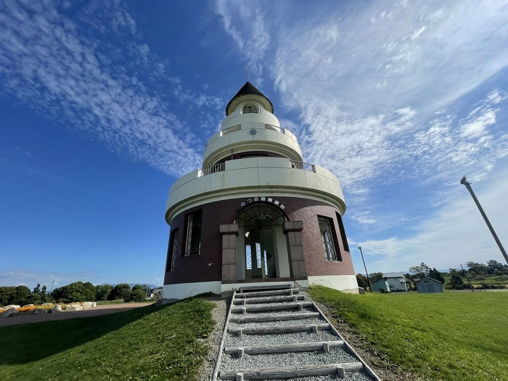 しのつ公園の丘の上に建つ展望台を正面から見た様子