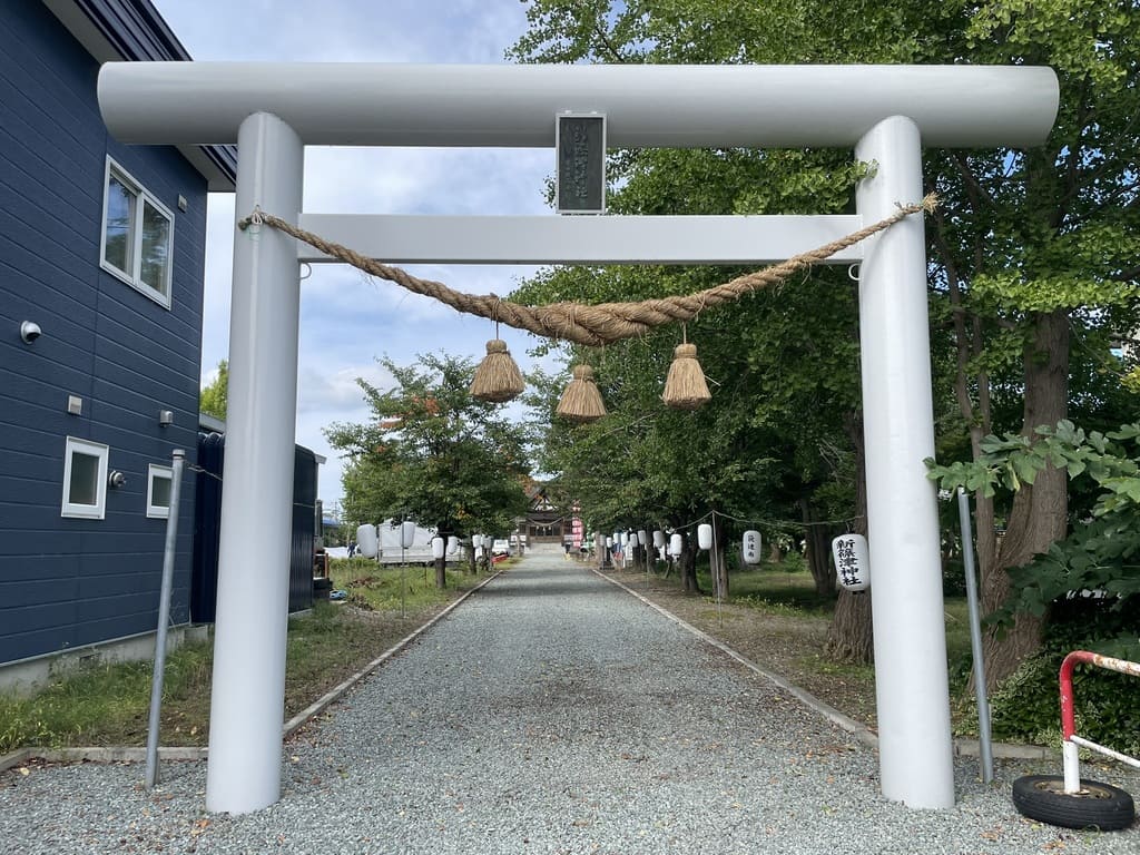 新篠津神社の鳥居から社殿へ続く参道