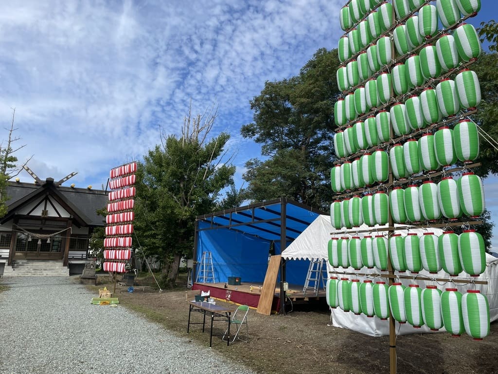 新篠津神社境内に設置された祭りの提灯と仮設ステージ