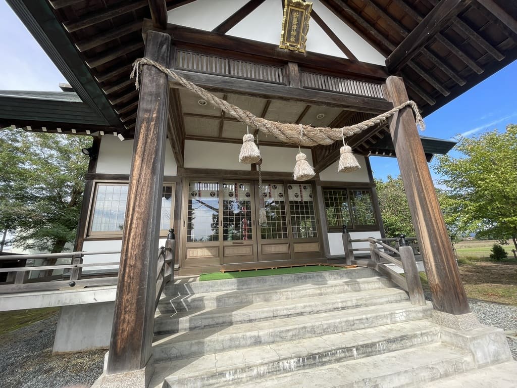 新篠津神社の拝殿正面と大きなしめ縄