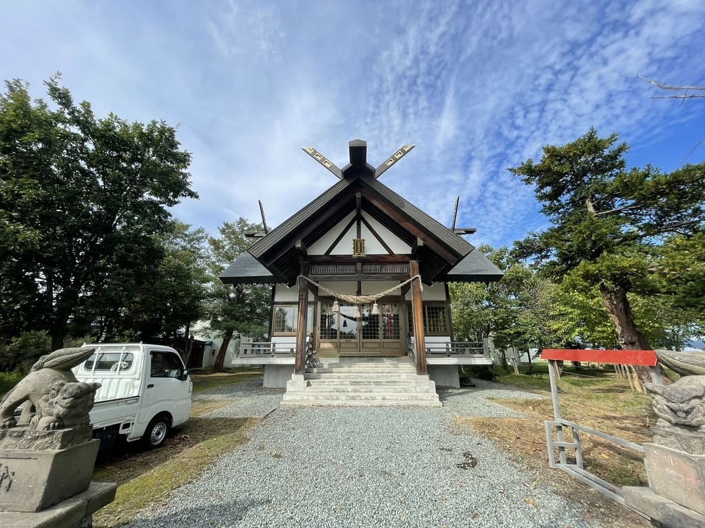 狛犬の間から正面に見た新篠津神社の社殿