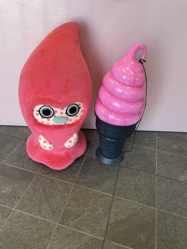 道の駅ふるびらたらこミュージアムのキャラクターとソフトクリームのオブジェ