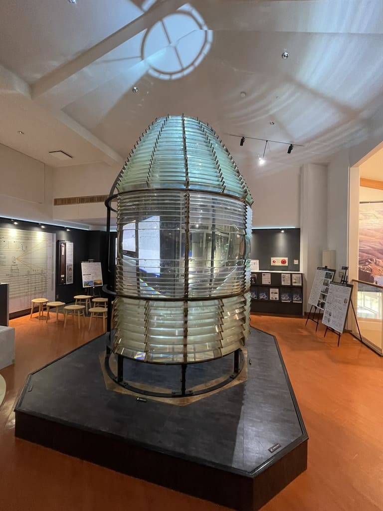 神威岬灯台第一等不動レンズとカムイ番屋2階展示室
