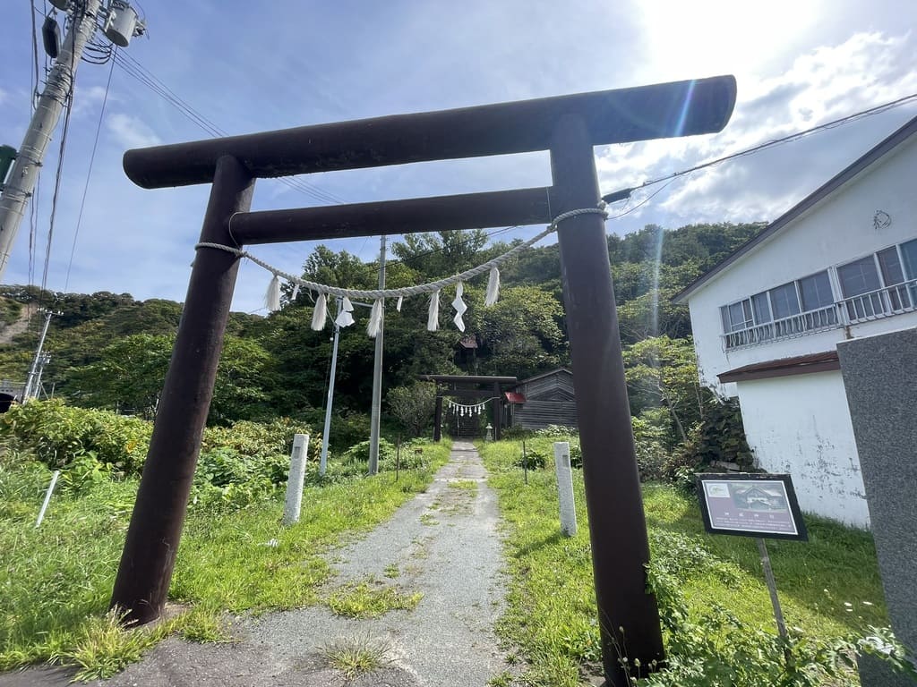 神威神社の道路沿いにある鳥居と参道