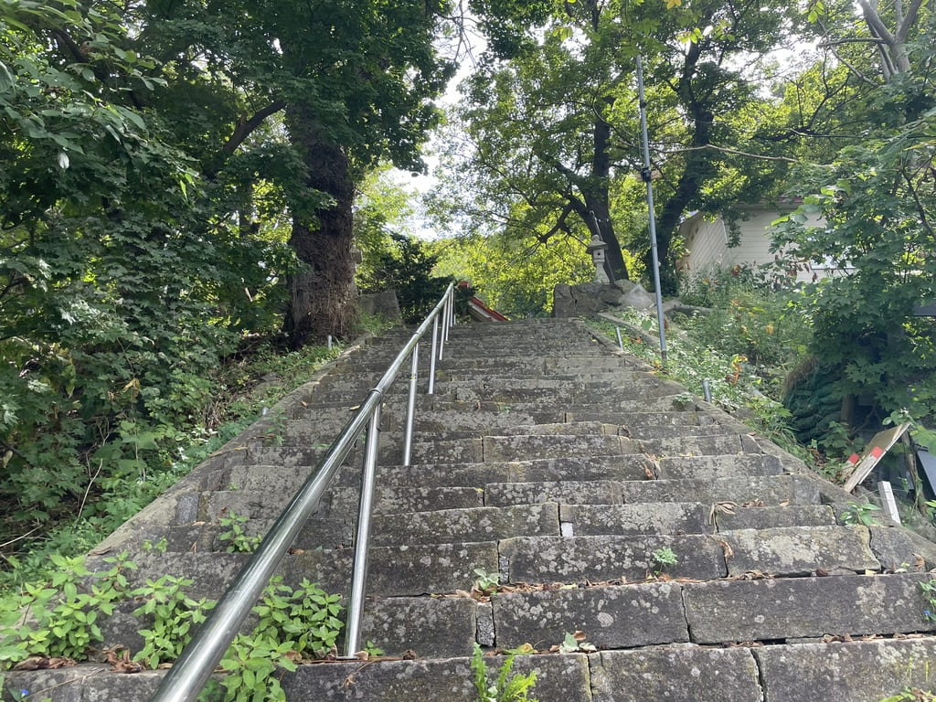 神威神社の社殿へ続く長い石段