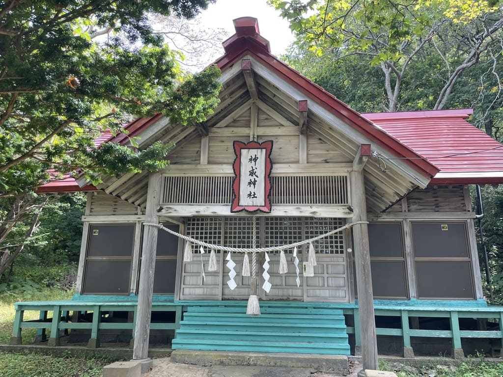 積丹町来岸町にある神威神社の社殿