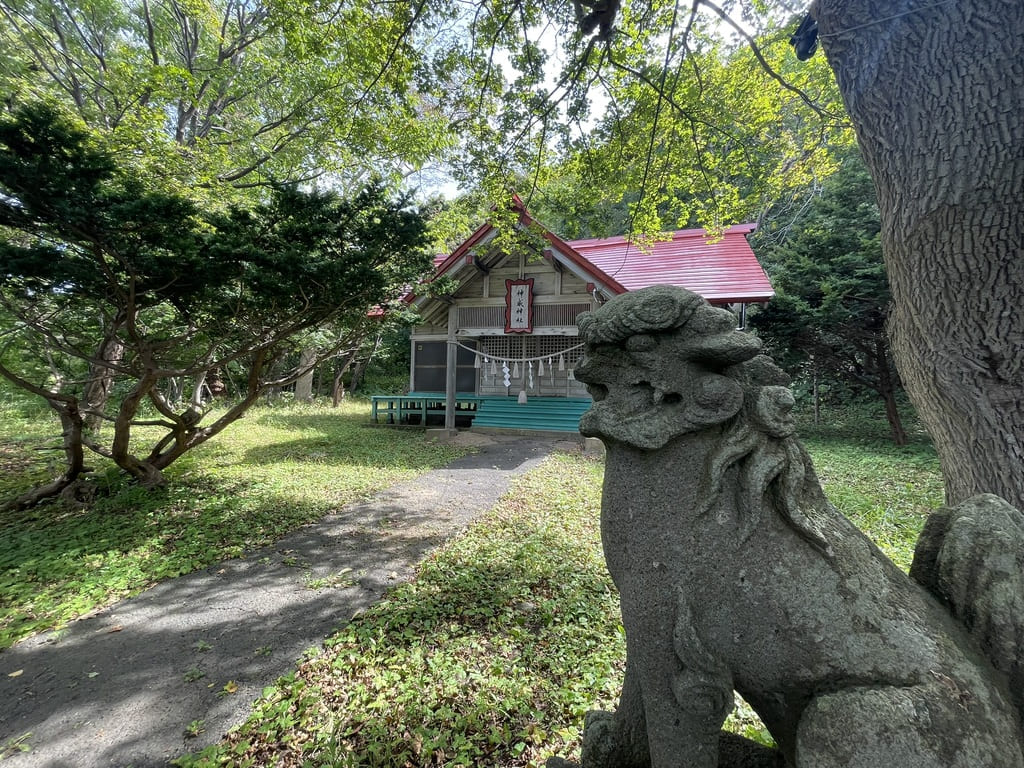 神威神社境内の狛犬と社殿