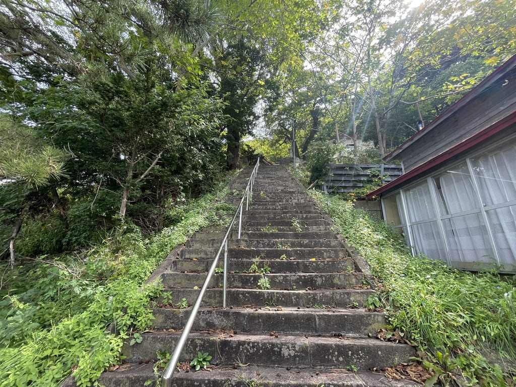 木々に囲まれた神威神社の長い石段