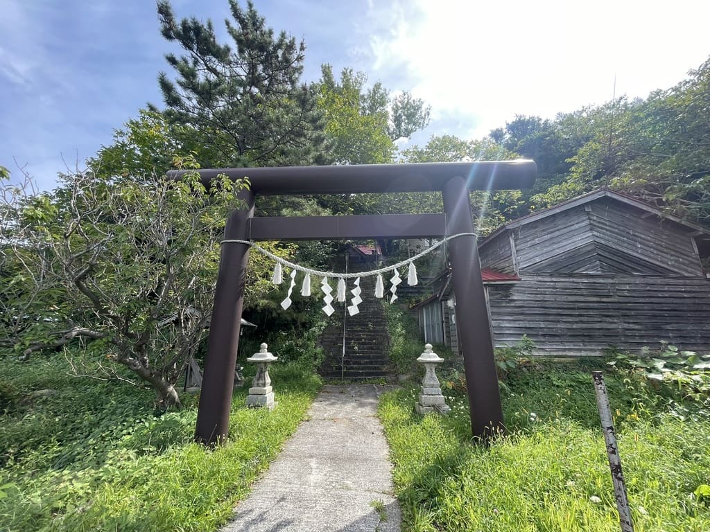 神威神社境内側から見た鳥居と参道
