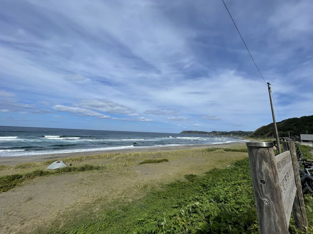 積丹町の野塚野営場と日本海の海岸線