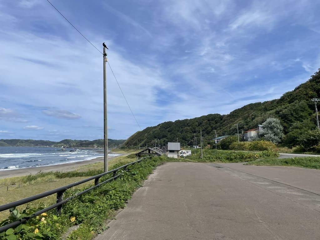野塚野営場周辺の海岸沿い道路と日本海