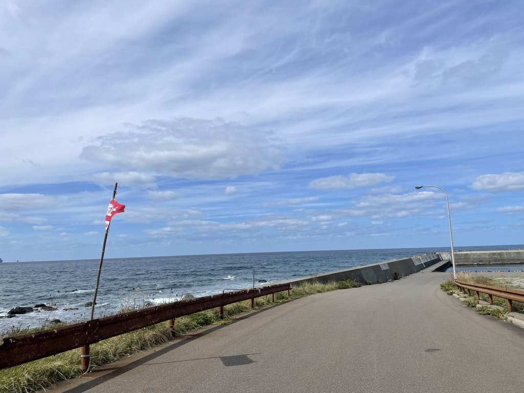 野塚漁港横の海沿い道路と日本海