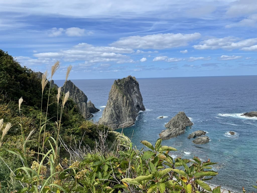 島武意海岸の奇岩と積丹ブルー