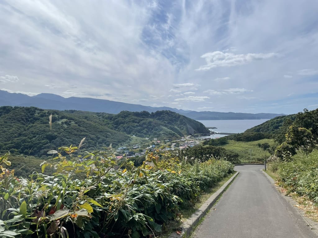 積丹岬へ向かう途中から見下ろした入舸町と日本海