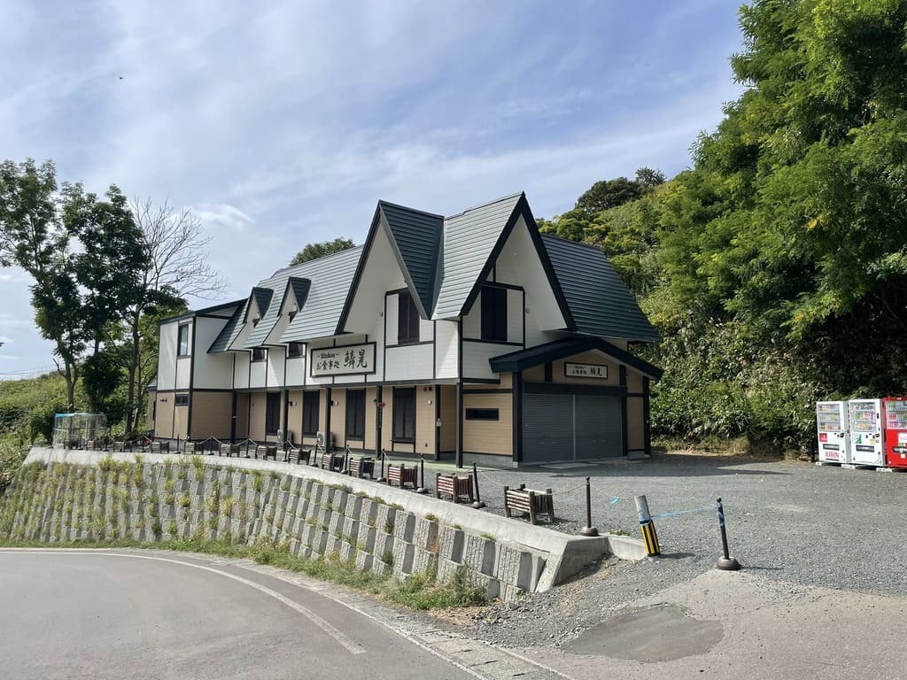 島武意海岸入口近くのお食事処鱗晃