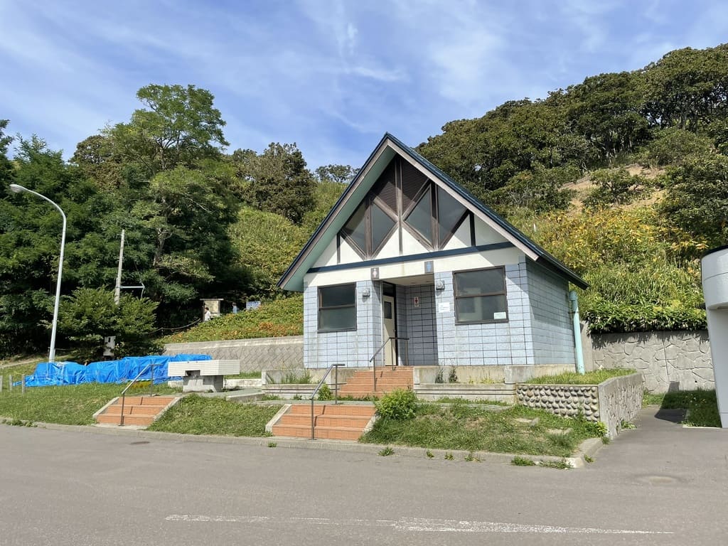島武意海岸駐車場付近の公衆トイレ