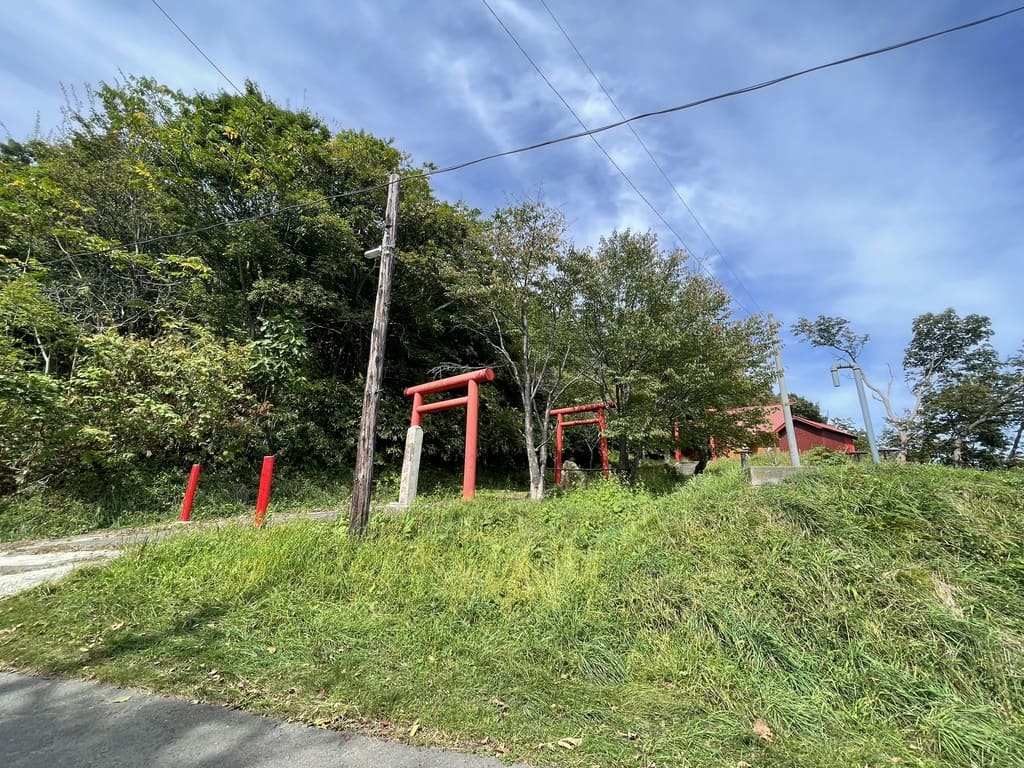 積丹町幌武意稲荷神社の赤い鳥居と境内