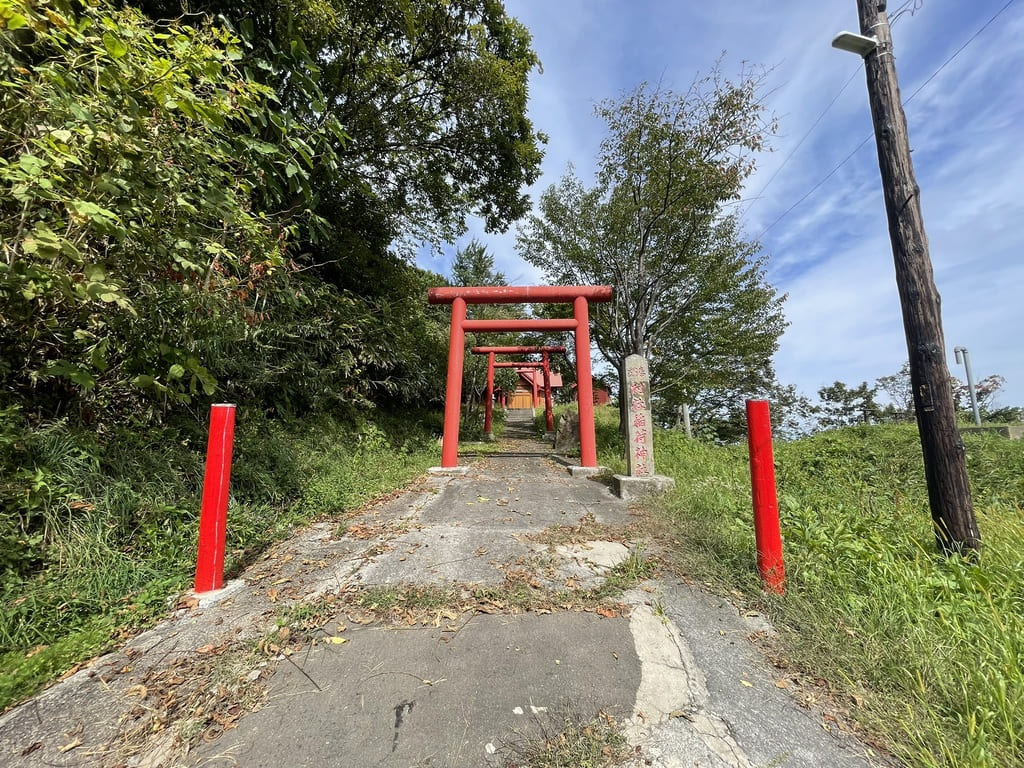 幌武意稲荷神社の参道に並ぶ赤い鳥居