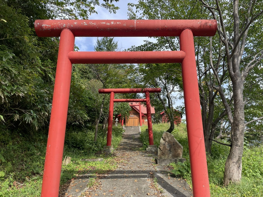 幌武意稲荷神社の赤い鳥居と木造社殿