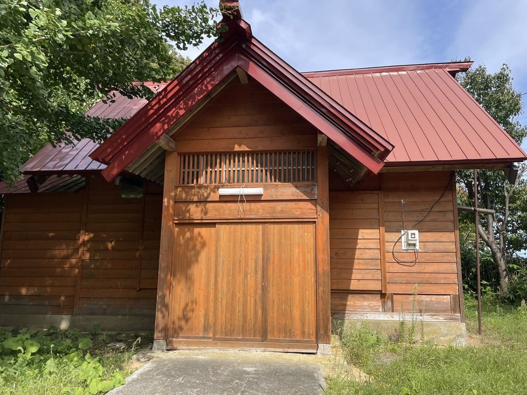 幌武意稲荷神社の木造社殿と赤い屋根