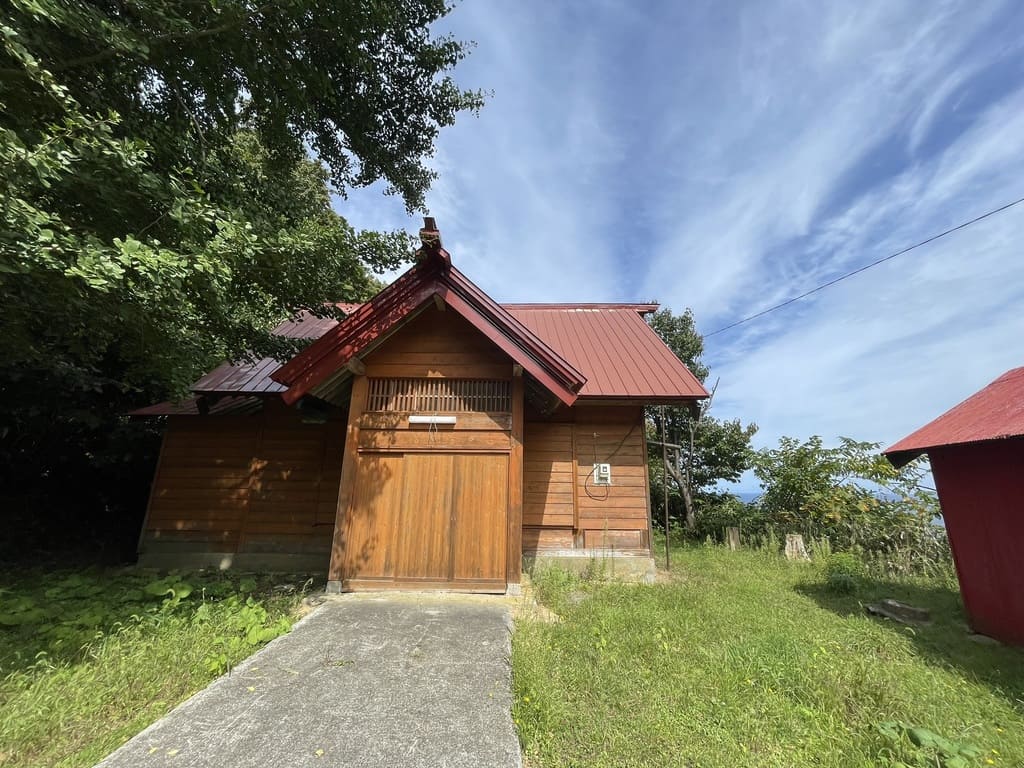 幌武意稲荷神社の社殿と境内全景