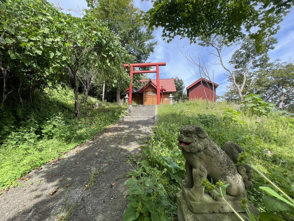 幌武意稲荷神社の参道にある狛犬と社殿