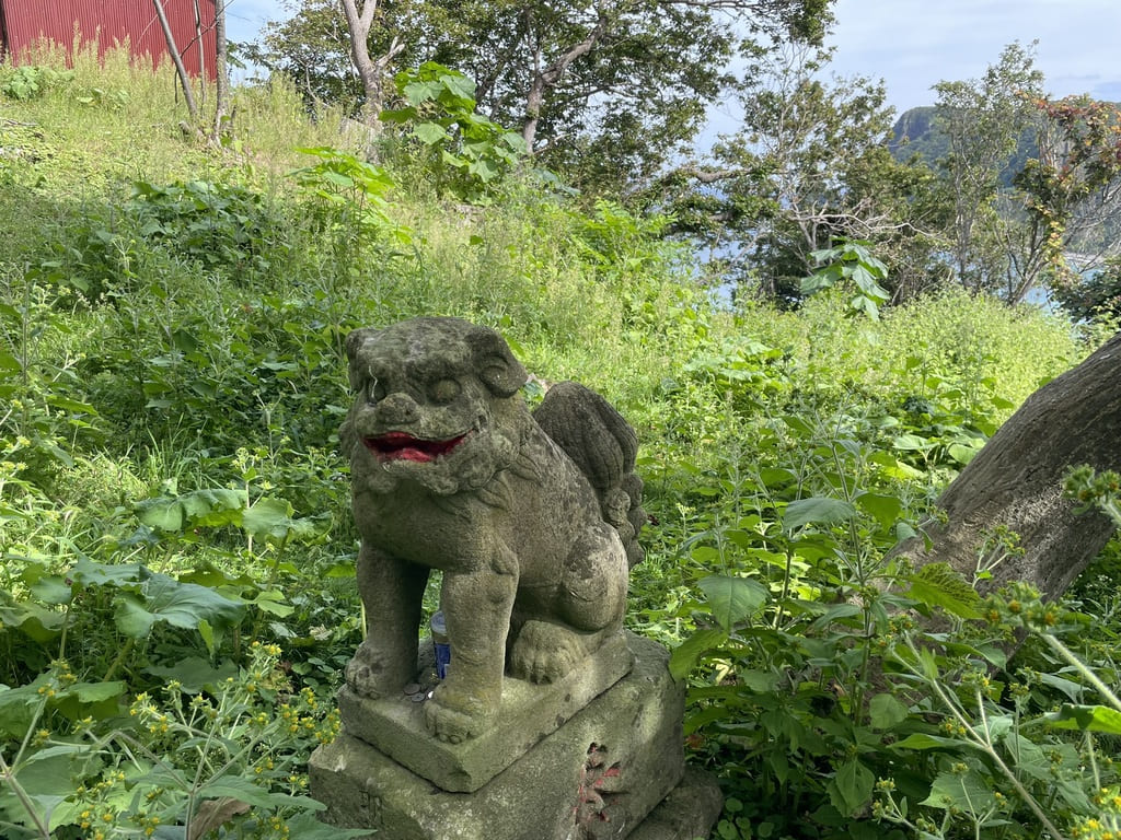 幌武意稲荷神社の狛犬の表情と赤く塗られた口元