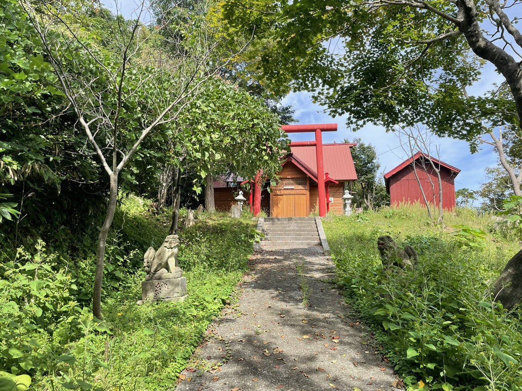 幌武意稲荷神社の2体の狛犬と鳥居、社殿