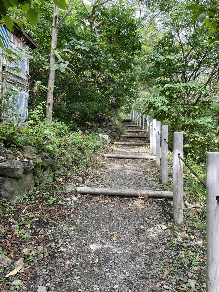 黄金岬の展望台へ向かうチャシナの小道の階段
