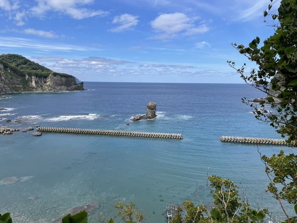 黄金岬の遊歩道から見える積丹ブルーの海