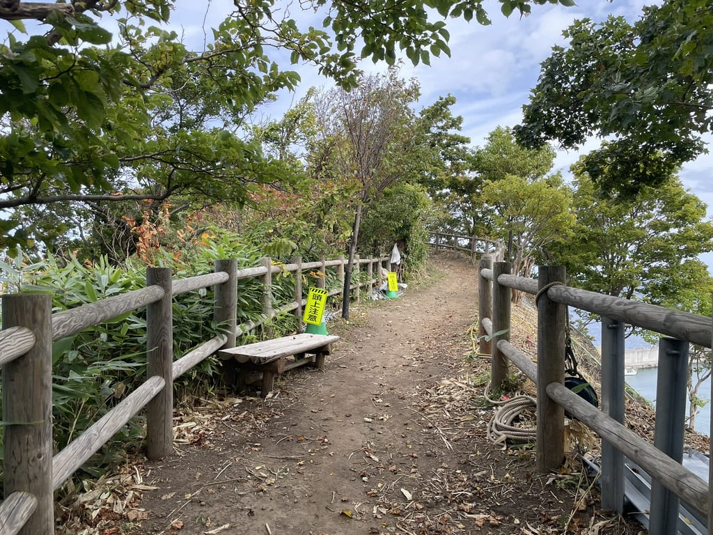 黄金岬展望台へ続く海沿いの遊歩道