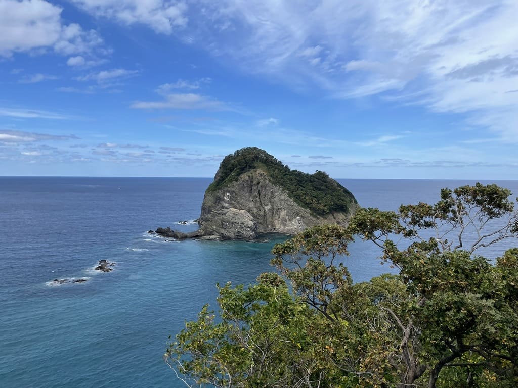 黄金岬展望台から見た積丹町の宝島と積丹ブルーの海